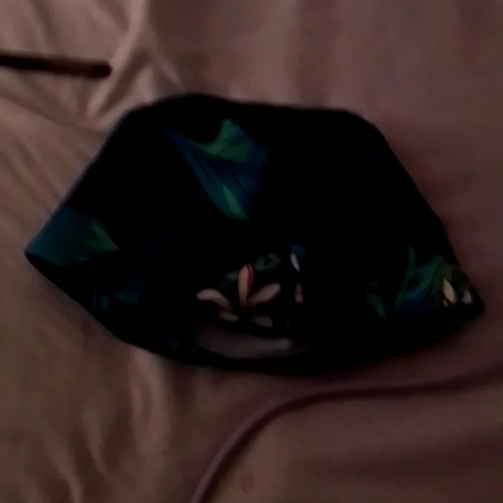 A cap - Picture 1 of 1